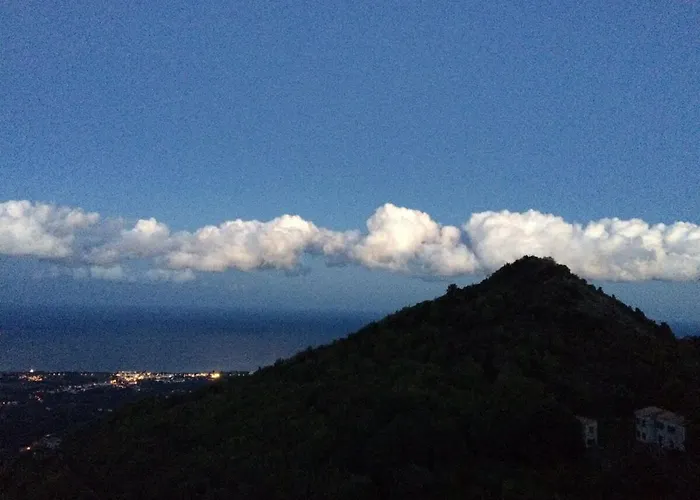 House Between The Sea And The Mountain Apartament