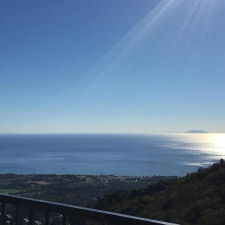 House Between The Sea And The Mountain *