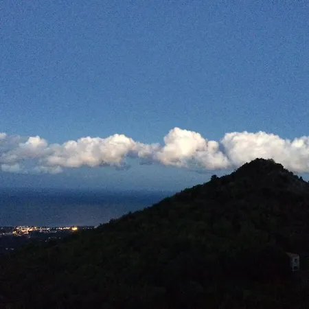 House Between The Sea And The Mountain Appartamento