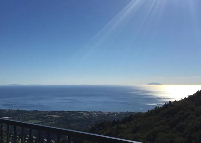 House Between The Sea And The Mountain *