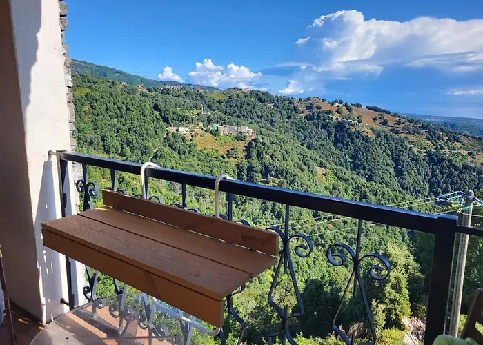 House Between The Sea And The Mountain Apartment *